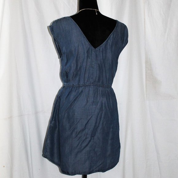 Universal Threads - Picture 2 of 3